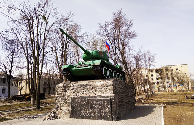 На фото: памятник героям освободителям Волновахи в Великую Отечественную — танк Т-34