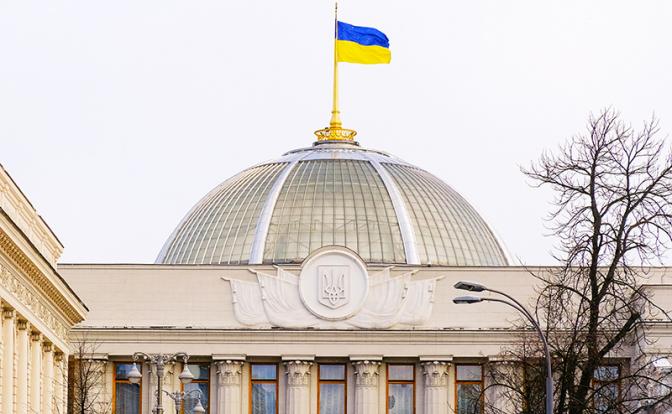 Политолог: доверять Украине – себя не уважать