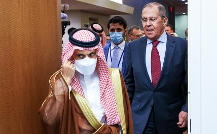 На фото: министр иностранных дел России Сергей Лавров и министр иностранных дел Саудовской Аравии принц Фейсал бен Фархан бен Абдалла Аль Сауд (справа налево).