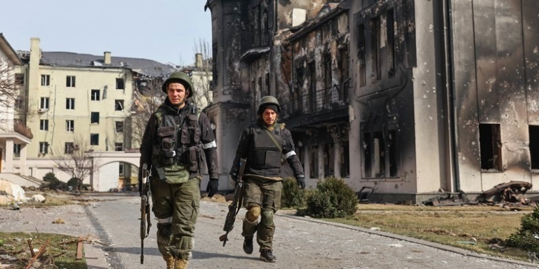 На фото: военнослужащие Народной милиции ДНР на одной из улиц Мариуполя