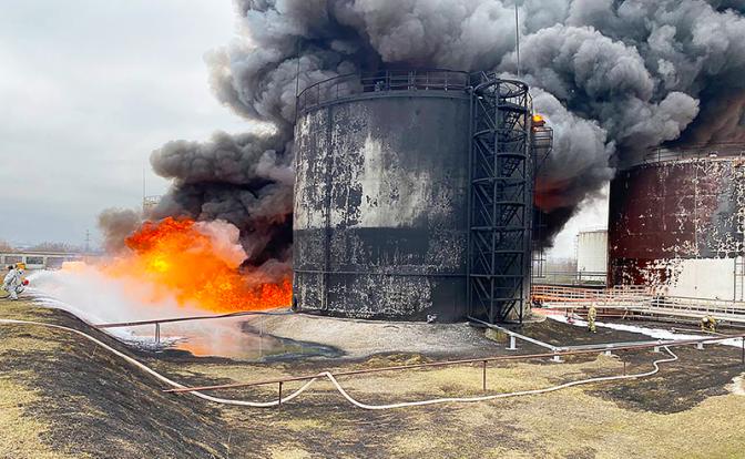 На фото: пожар на нефтебазе в Белгороде.