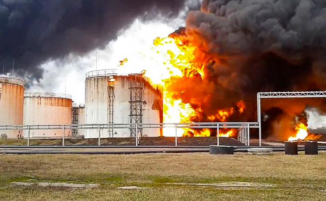 На фото: пожар на нефтяной базе ПАО «НК «Роснефть». По сообщениям администрации Белгорода, пожар произошел в результате авиаудара с двух вертолетов ВС Украины, которые зашли на территорию России.