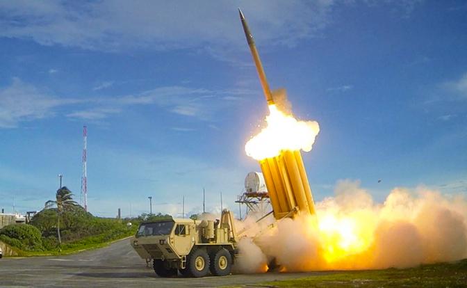 На фото: THAAD — американский противоракетный комплекс подвижного наземного базирования для высотного заатмосферного перехвата ракет средней дальности
