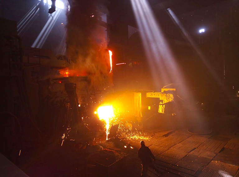На фото: сталеплавильный цех Донецкого металлургического завода