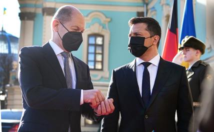 На фото (слева направо): канцлер Германии Олаф Шольц и президент Украины Владимир Зеленский