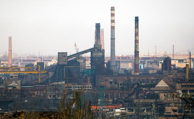 На фото: вид на завод "Азовсталь".