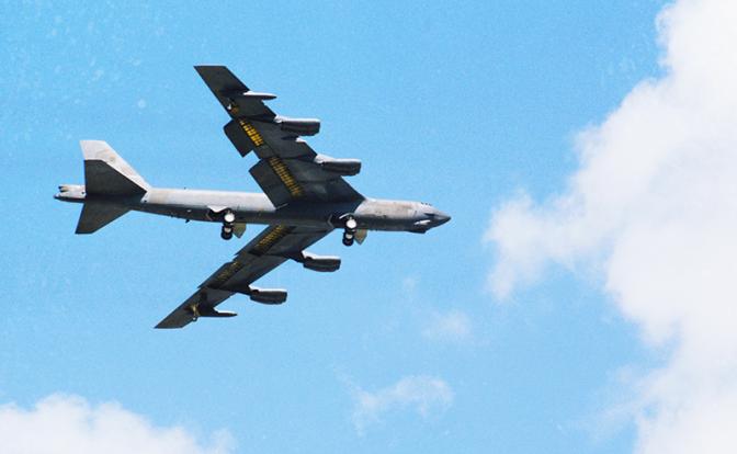 На фото: американский стратегический бомбардировщик В-52.
