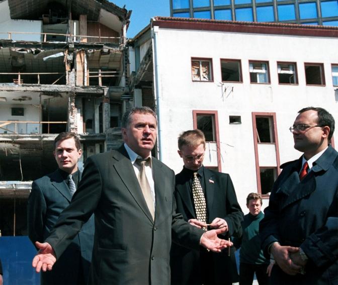 На фото: Владимир Жириновский у здания Радиотелевидения в Белграде, Югославия, в годовщину начала натовских бомбардировок. 2000 год