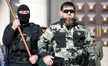 На фото: глава Чеченской Республики Рамзан Кадыров (справа).