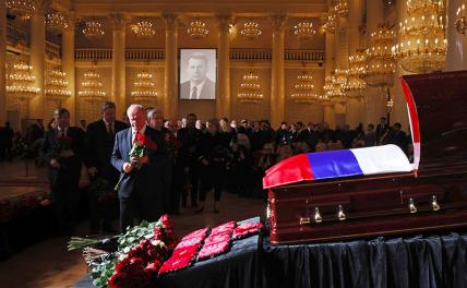 На фото: лидер КПРФ Геннадий Зюганов у гроба с телом лидера ЛДПР Владимира Жириновского во время церемонии прощания в Колонном зале Дома Союзов.