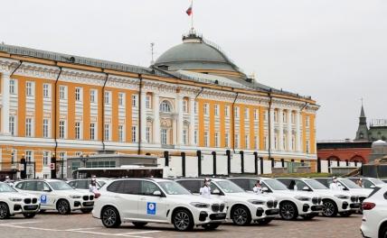 На фото: автомобили марки BMW в Кремле перед вручением российским победителям и призерам Олимпиады-2020 в Токио.