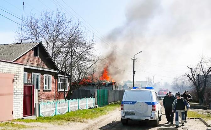 На фото: последствия обстрела украинскими военнослужащими поселка Климово в Брянской области.