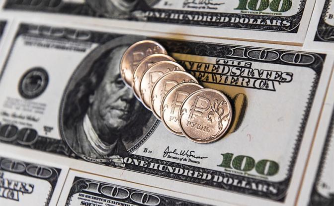 Курс валют сегодня: рубль падает на открытии биржи