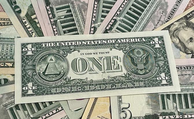 Прогноз курса доллара: эксперт ждет временную глубокую просадку
