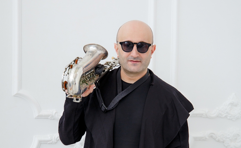 На фото: J. Seven