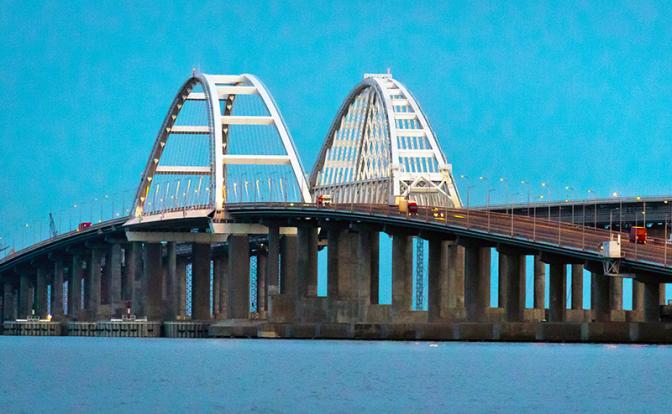 На фото: вид на Крымский мост..