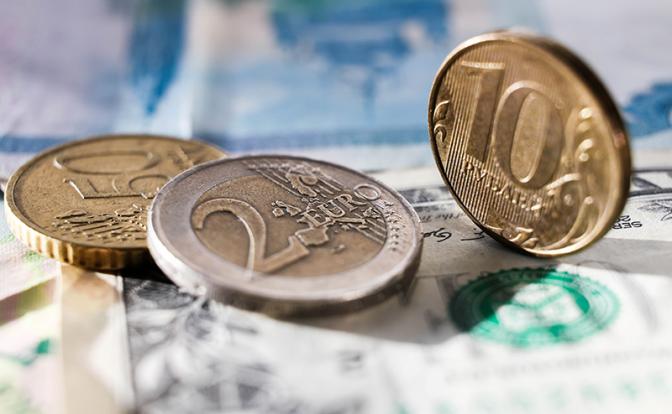 Новости курса валют: у Сбербанка подешевели доллар и евро