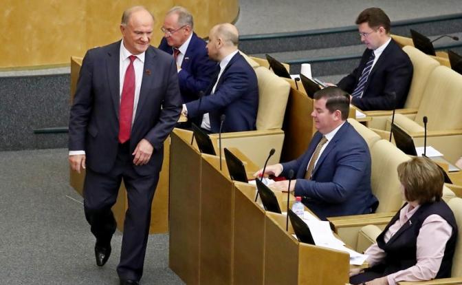 На фото: председатель ЦК КПРФ, руководитель фракции КПРФ в Госдуме Геннадий Зюганов (слева) на пленарном заседании Государственной думы РФ.