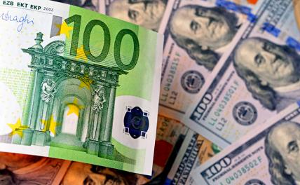 Курс доллара и евро у Сбербанка прибавил более двух рублей