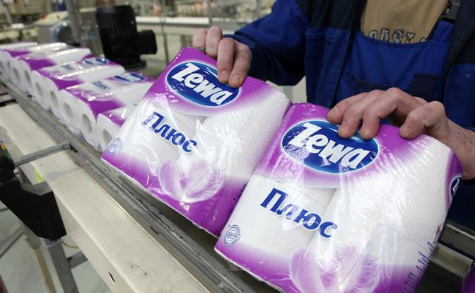 Туалетная бумага в России белой быть не перестанет, и на газеты не надо торопиться переходить