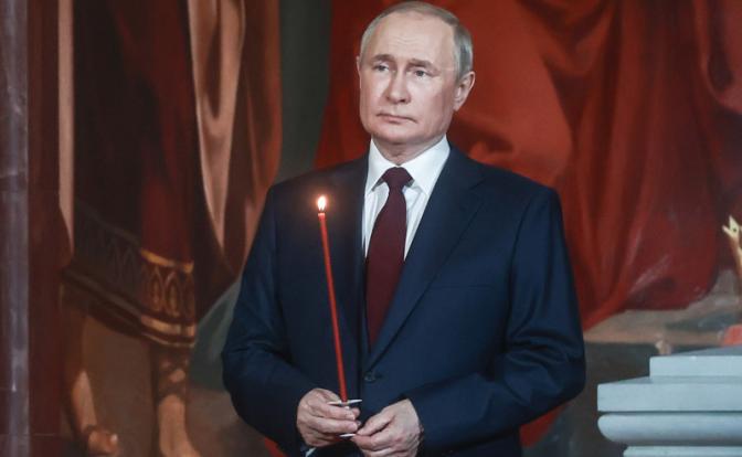 На фото: президент РФ Владимир Путин во время пасхальной службы в кафедральном соборном Храме Христа Спасителя