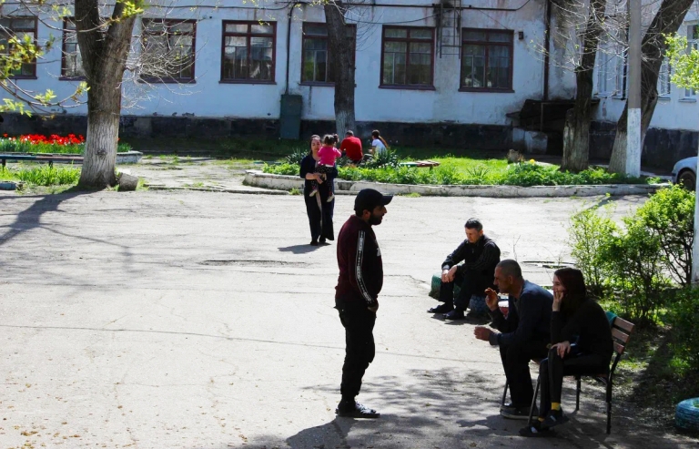 На фото: беженцы с Украины на территории пункта временного размещения в Джанкое
