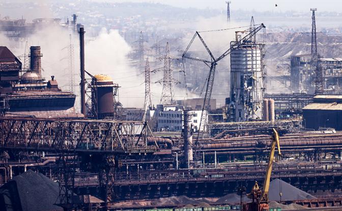 На фото: вид на завод "Азовсталь", пострадавший в результате обстрелов.