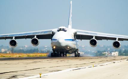 На фото: российский самолет на авиабазе "Хмеймим".