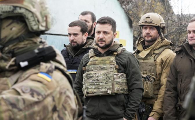 На фото: президент Украины Владимир Зеленский( в центре)