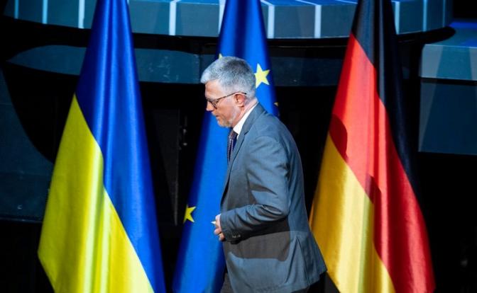 На фото: Андрей Мельник, посол Украины в Германии, проходит мимо флагов Украины, Европейского Союза и Германии после своего выступления на вечере солидарности с Украиной в берлинском Фридрихштадтпаласте. 20 апреля 2022 года