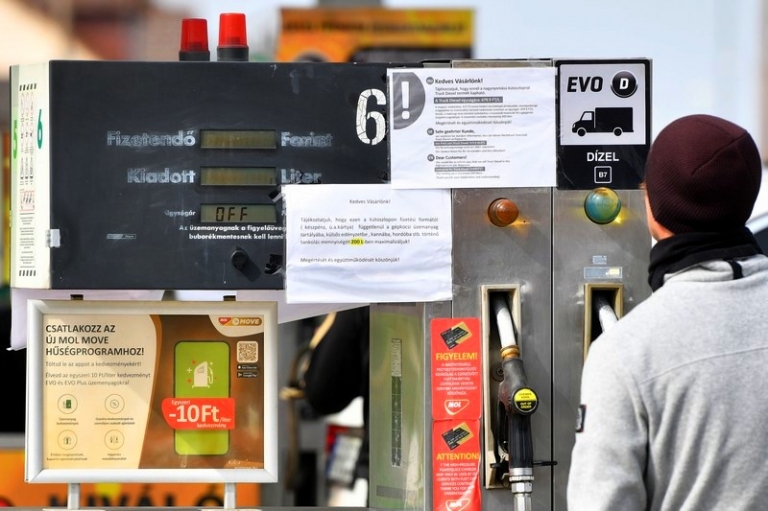 На фото: хорваты едут в соседнюю страну, чтобы купить топливо на заправочных станциях в Ленти. Хорваты покупают топливо на венгерских заправочных станциях, потому что это более дешевое решение.
