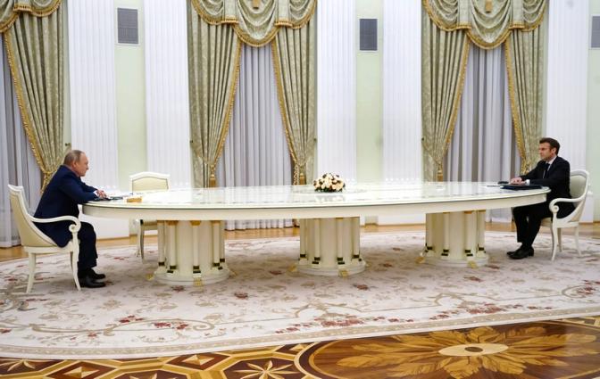 На фото: президент РФ Владимир Путин и президент Франции Эммануэль Макрон (слева направо)