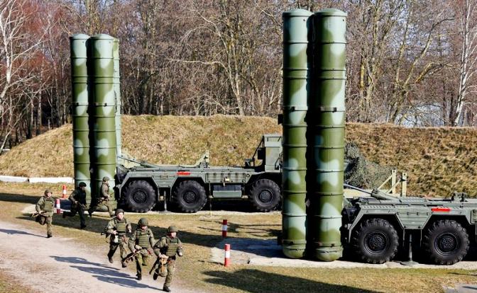 На фото: военнослужащие во время тренировки дивизиона С-400 "Триумф" противовоздушной обороны Балтийского флота по уничтожению воздушных целей условного противника с использованием электронных пусков.