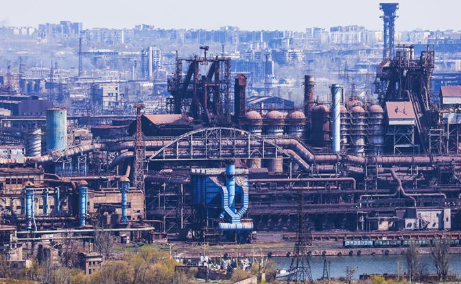 На фото: вид на завод "Азовсталь".