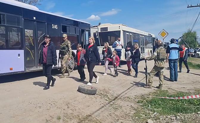 На фото: эвакуированные мирные жители с территории "Азовстали".
