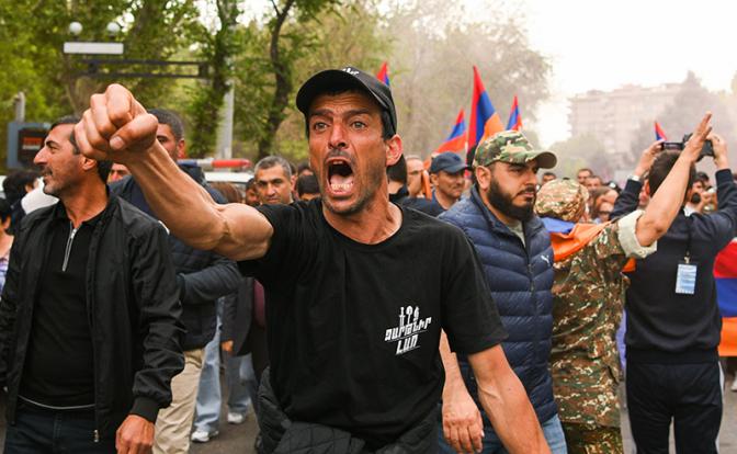 На фото: участники акции протеста оппозиции в Армении