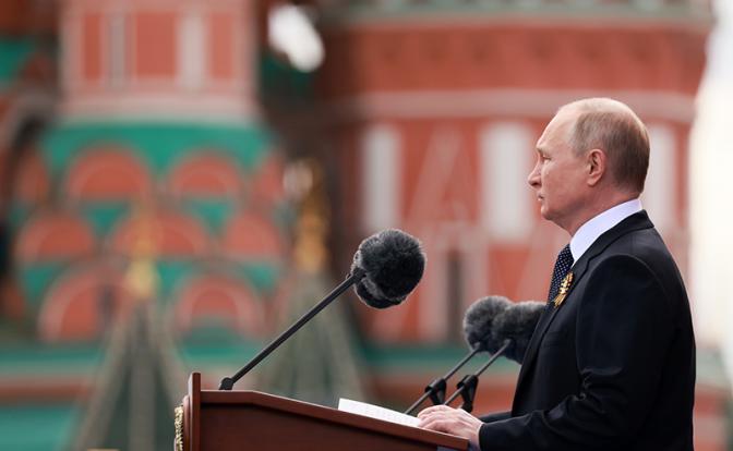 На фото: президент РФ Владимир Путин на параде, посвященном 77-й годовщине Победы в Великой Отечественной войне, на Красной площади