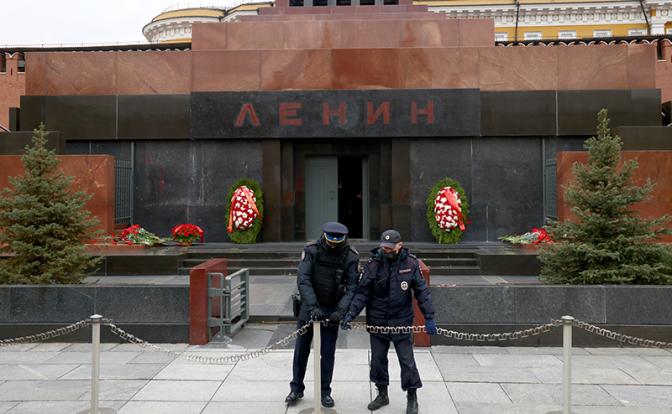 А не спилить ли Мавзолей с ордена Победы?