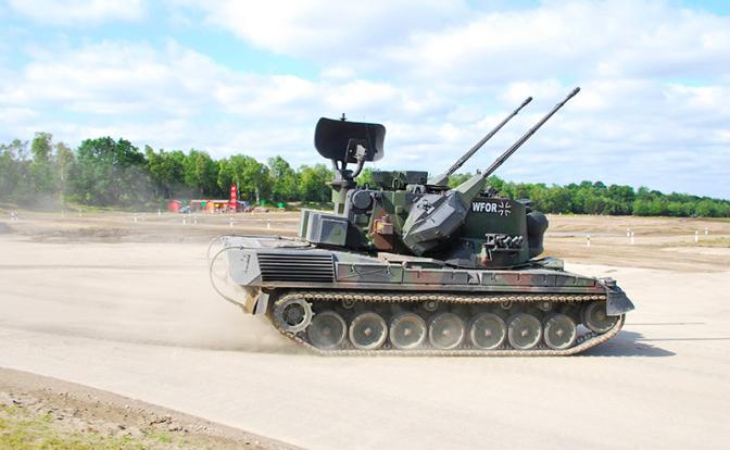 На фото: германская зенитная самоходная установка Gepard