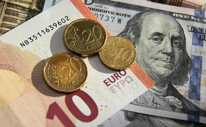 Новости курса валют: у Сбербанка упали цены на доллары и евро
