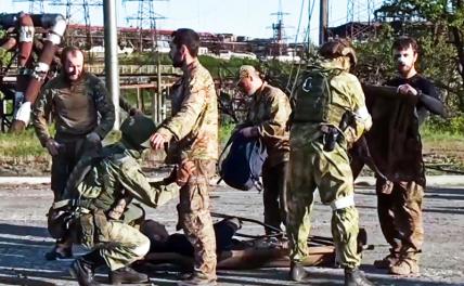 На фото: украинские военные сдаются в плен с территории завода "Азовсталь" в Мариуполе.