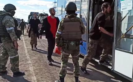 На фото: эвакуация украинских военнослужащих с территории завода "Азовсталь".