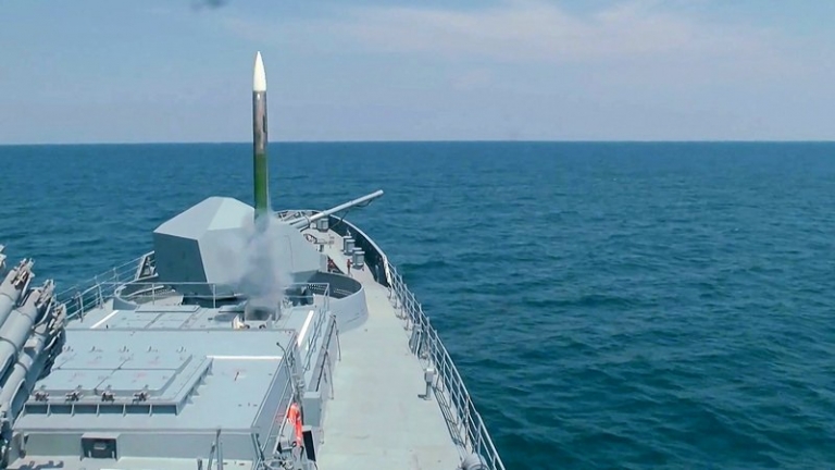 На фото: фрегат Черноморского флота "Адмирал Макаров" уничтожает противокорабельную крылатую ракету в воздухе при помощи зенитного ракетного комплекса "Штиль"