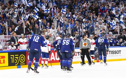 На фото: финские болельщики и игроки на чемпионате мира по хоккею.