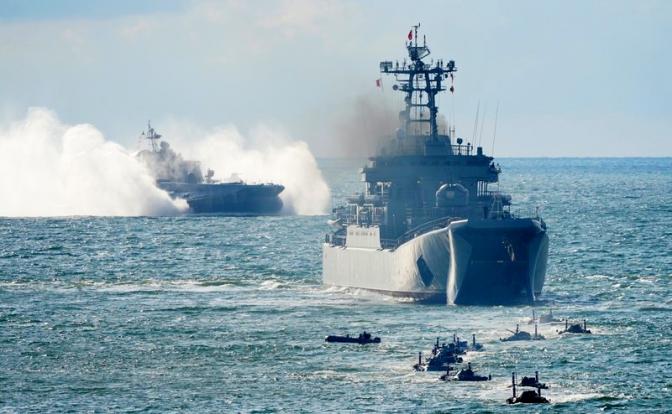 На фото: малый десантный корабль на воздушной подушке "Мордовия" (слева), большой десантный корабль "Минск" и высадка десанта на БТР-80 в Балтийском море во время батальонно-тактических учений морских пехотинцев Балтийского и Северного флотов