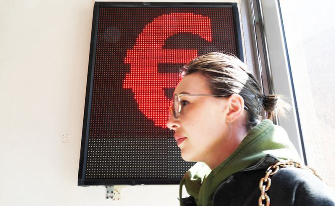 Курс валют сегодня: евро упал на открытии торгов