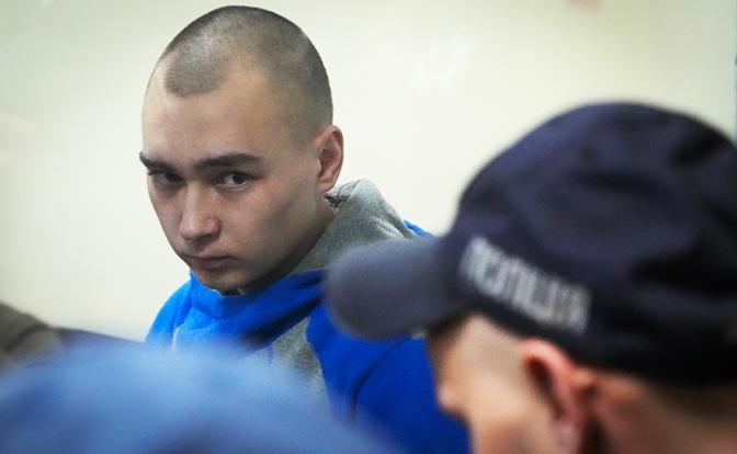 На фото: российский военнослужаший Вадим Шишимарин, обвиняемый в убийстве безоружного 62-летнего мирного жителя у села Чупаховка Сумской области, на заседании Соломенского районного суда.