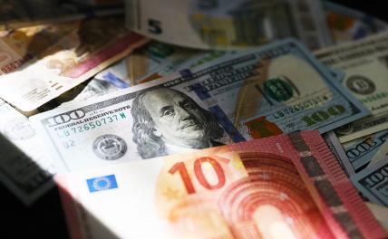 Новости курса валют: у Сбербанка выросли цены на доллары и евро