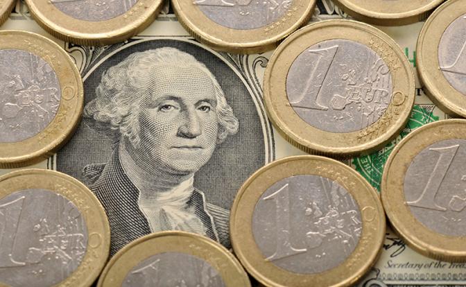 Курс валют сегодня: доллар и евро теряют в цене