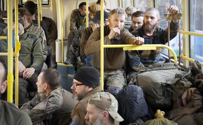 На фото: украинские военные, сдавшиеся в плен.
